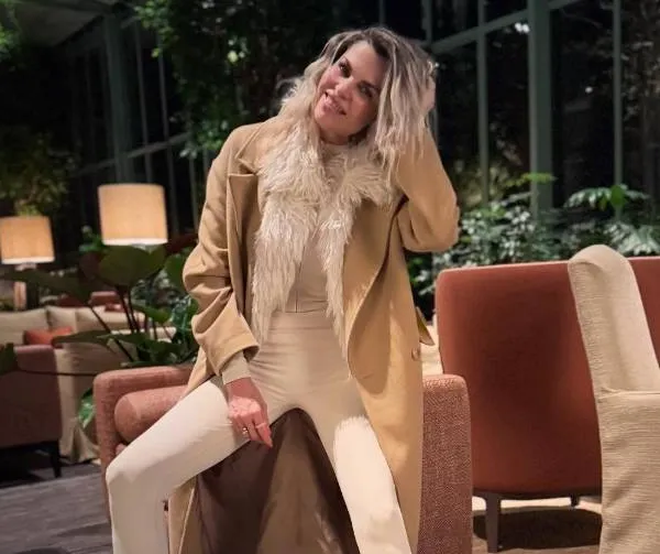 Tanja Dexters blijkt plots getrouwd te zijn met... twee mannen! "We hebben nog nooit ruzie gehad"