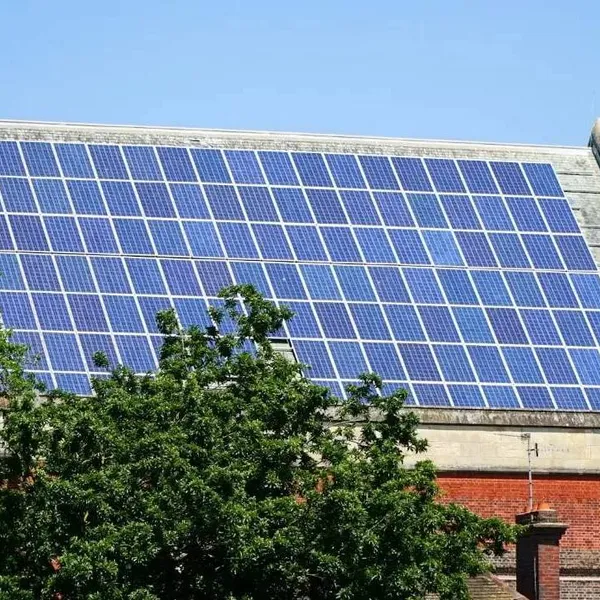 Moet je zonnepanelen eigenlijk reinigen? Experts leggen uit of het de moeite loont of weggesmeten geld is