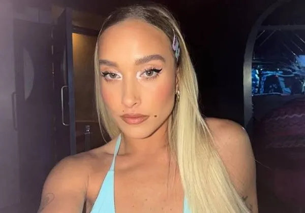 Gill, de bloedhete vriendin van Niels Destadsbader, deelt een 'schaars geklede' selfie (en Niels heeft daarover iets te zeggen)