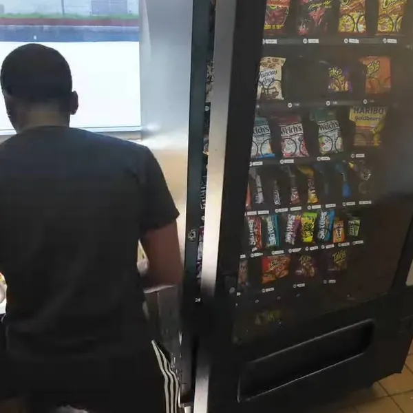Man (23) onthult het krankzinnig bedrag dat hij dagelijks verdient met een snackautomaten-bedrijf