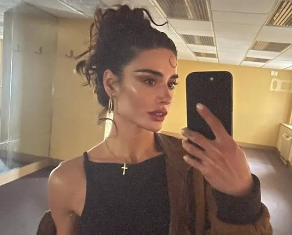 Bianca Van Damme, dochter van Jean-Claude, poseert in minuscule bikini en toont haar afgetrainde lijf (foto's)