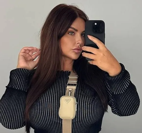 Vlaamse 'curvy queen' Sharon kiest haar rode valentijnslingerie al uit en dat lever heerlijk beeldmateriaal op