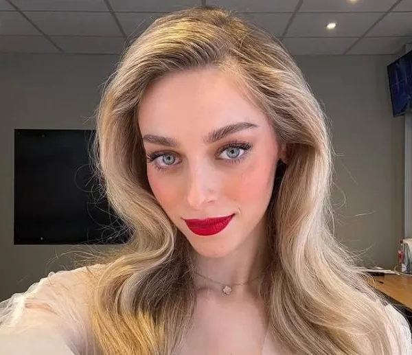 De lichtjes 'gewaagde' outfit van Camille Dhont tijdens 'De Kastaars' gaat over de tongen: "Redelijk heet!" (foto's)