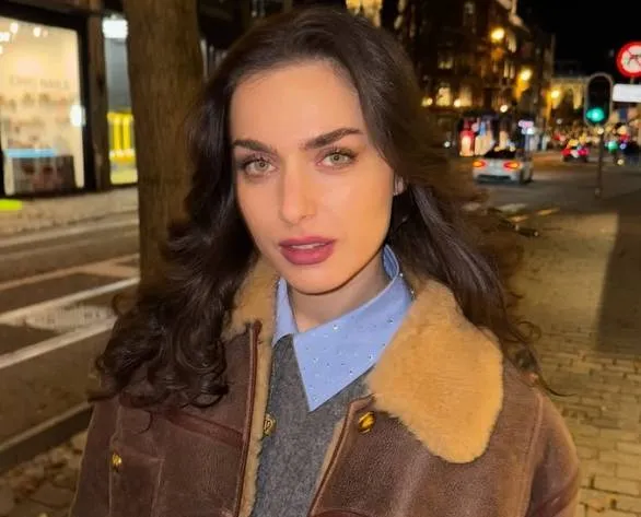 Olga Leyers deelt een selfie met een leuk cameraatje... maar iedereen is afgeleid door haar 'heuvellandschap' (foto's)