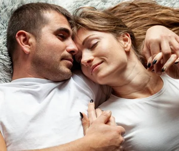 Ronny (41) en Katrien (37) probeerden voor het eerst 'shallowing' in bed: "Ik bereikte een ongeziene climax!"