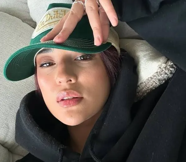 Gewezen Familie-actrice Cyra Gwynth maakt ferm wat indruk in een weinig verhullende jurk (foto's)