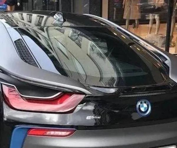 Vlaamse BMW-eigenaar kiest opvallende nummerplaat en... krijgt bakken kritiek: "Weggesmeten geld!"