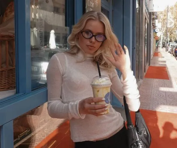 Anna, de vriendin van Thibau Nys, showt het 'perfecte' pilates-pakje en dat levert fascinerende beelden op