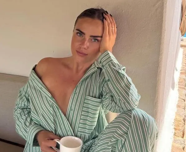 Bloedhete Femke kruipt op haar fiets... in bikini. En wij willen wel een ritje meerijden! (foto's)