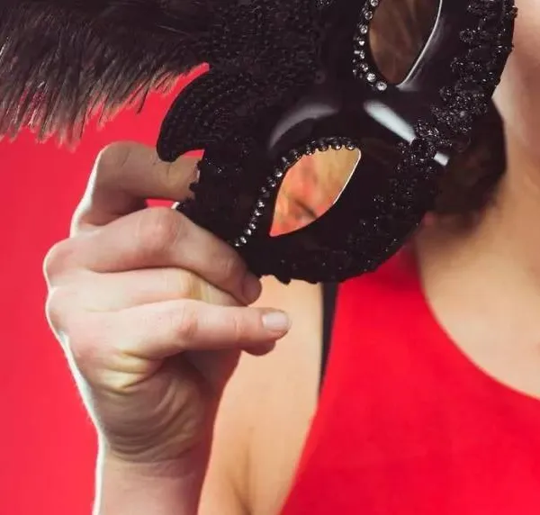 “Mijn vriendin wil mijn vakantiegeld uitgeven aan seksfeestjes… terwijl ik gewoon het huis wil schilderen”