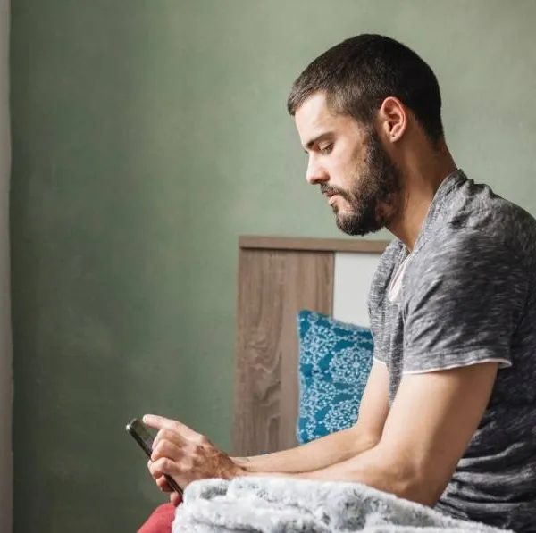 Man komt van werk thuis en schrikt zich rot: "Mijn vriendin bereed mijn broer alsof hij een wilde stier was!"
