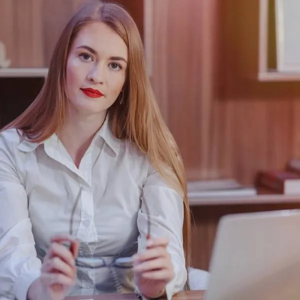 Sanne (24) is het beu: "Elke middag moet ik op uitkijk staan als mijn collega gaat wippen met de baas... Ik wil gewoon meedoen!"