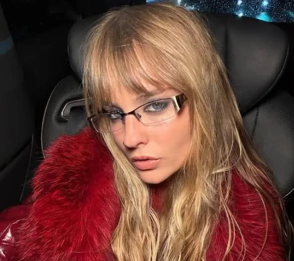 Miauwkes! Victoria van Måneskin trotseert de kou in een minuscule bikini en daar krijg je het warm van (foto's)