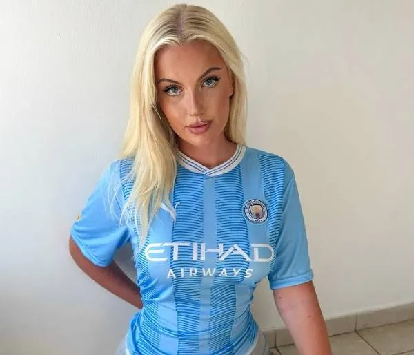 De bloedhete Elsa heeft zichzelf een erg pikante challenge opgelegd (en de Premier League-voetballers zijn alvast grote fans)