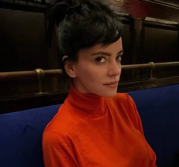 Zangeres Lily Allen is niet alleen een ster op het podium, maar ook in bikini op het strand (foto's)