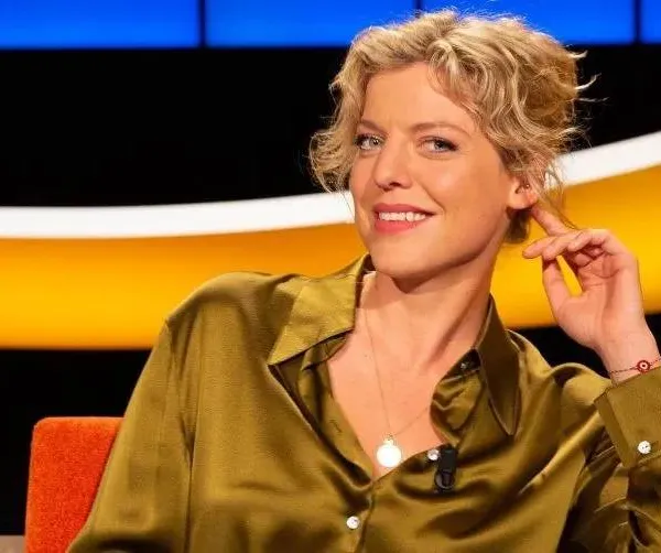 Een waterval, Ella Leyers in bikini en... haar prachtige 'billenwerk': wat kan een mens zich nog meer wensen! (foto's)