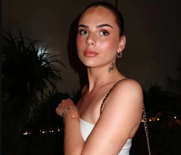 Nog even snel terugkomen op de ietwat gepeperde kerstoutfit van Famke Louise, waar zelfs de kerstman rooie oortjes van kreeg