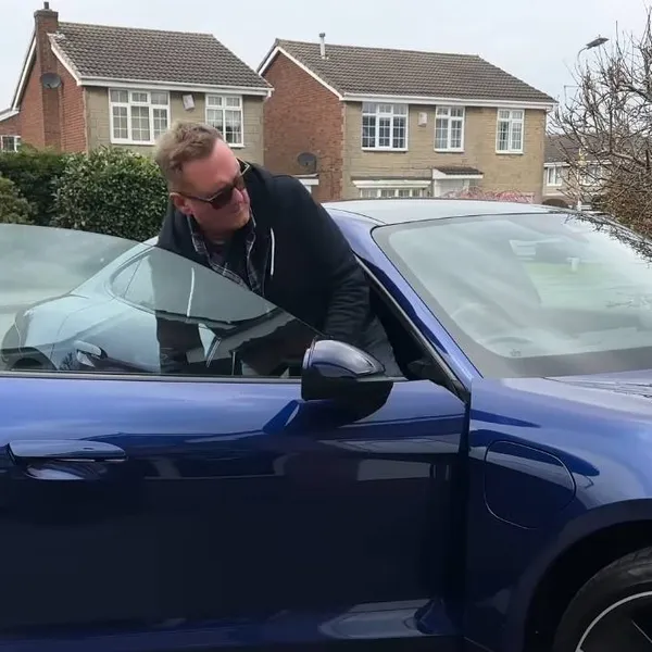 Alexander wil zijn elektrische Porsche verkopen, maar schrikt zich rot als hij hoort wat die nog waard is