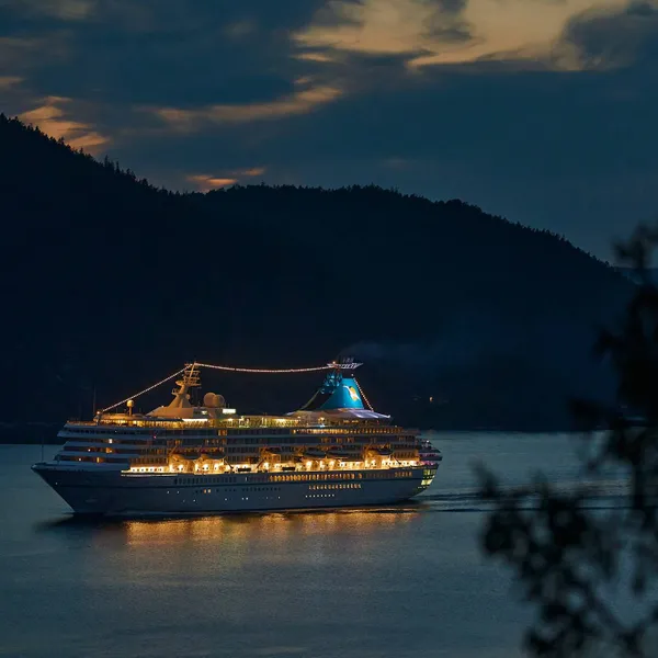 Man laat tijdens cruise GoPro in zee zakken: dit schuilt er 's nachts écht onder zo'n boot...