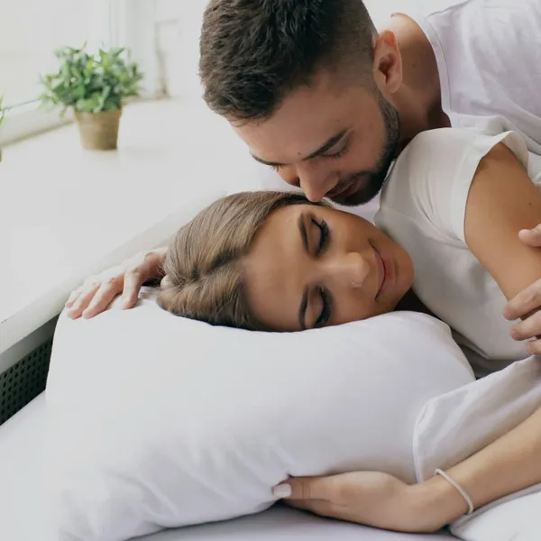 Vrouwen onthullen zelf waar ze graag aangeraakt worden: "Ik word helemaal wild als hij het met z'n tong doet"