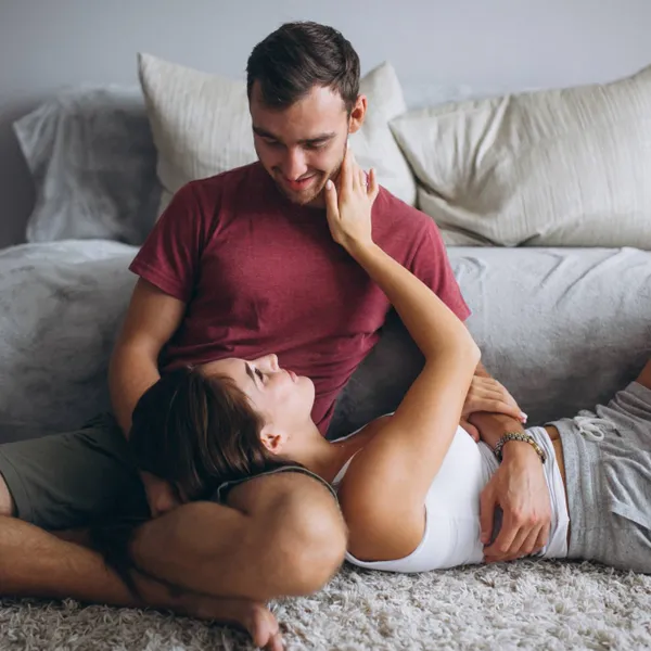 Julia (29) en Tim (31) verklappen hoe ze hun voorspel naar een ander niveau tilden: "Dat was écht een gamechanger!"