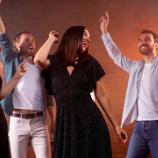 Vlaamse jongeren haken massaal af, dertigers nemen het over op de dansvloer! En dit is de reden...