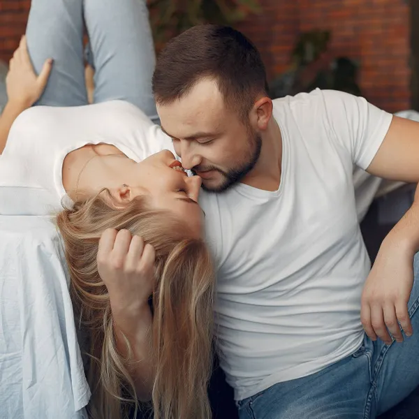 Jens en Sopie vertellen over hun eerste ervaring met 'e-stim' in de slaapkamer: "We schrokken toch een beetje..."