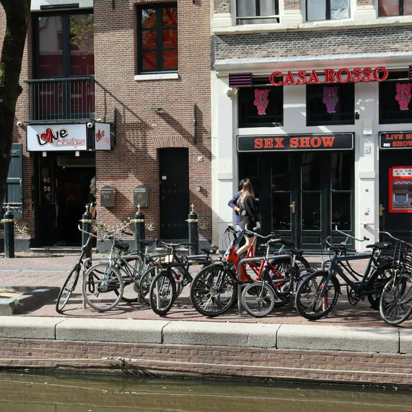 Bordeelbezoekers opgelet: op deze manieren worden scheefwippende mannen het vaakst betrapt door hun vrouw!