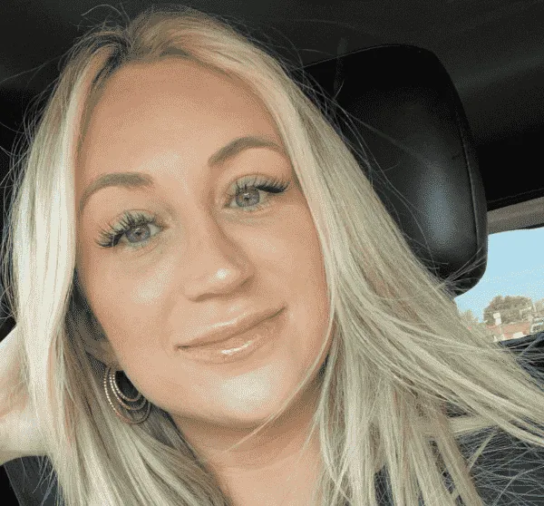 Lerares Engels Brianna blijkt plots een 'pikante' bijverdienste te hebben: "Verveelde me tijdens de vele vakanties!"