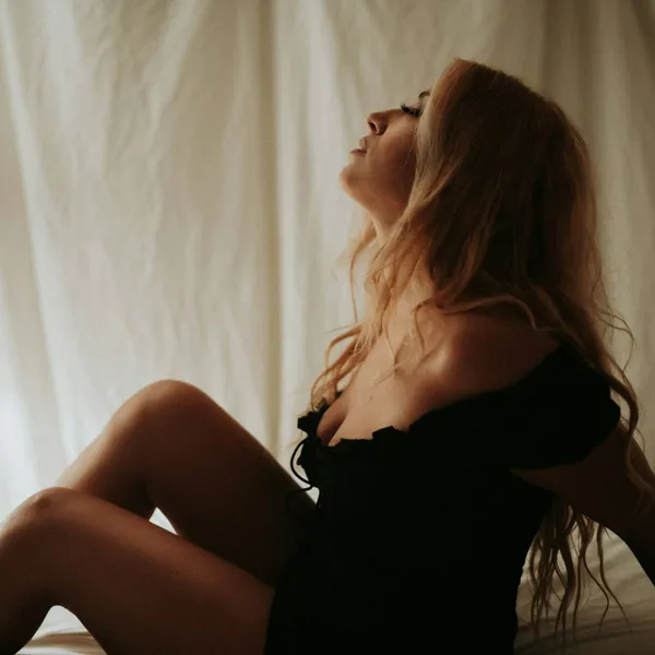 Pikante trend 'broadening' is steeds populairder bij vrouwen en Klara (29) deed het: "Geen enkele man kan me die sensatie bezorgen!"