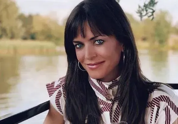 Astrid Coppens trekt een badpak aan en duikt op wintervakantie in een warm bad... En da's best wel heet! (foto's)