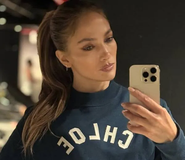 Jennifer Lopez poseert in weinig verhullende sportoutfit en haar twee grootste 'assets' komen geweldig goed tot hun recht