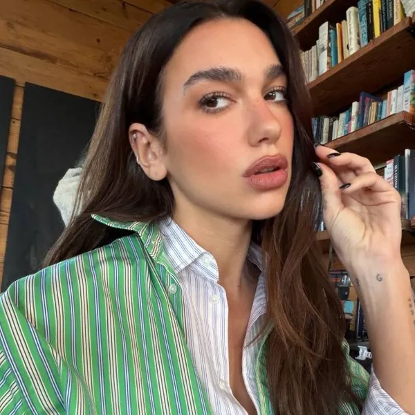 Nachtegaal en Brits-Albanese godin Dua Lipa deelt een foto van haar benen en iedereen zegt hetzelfde