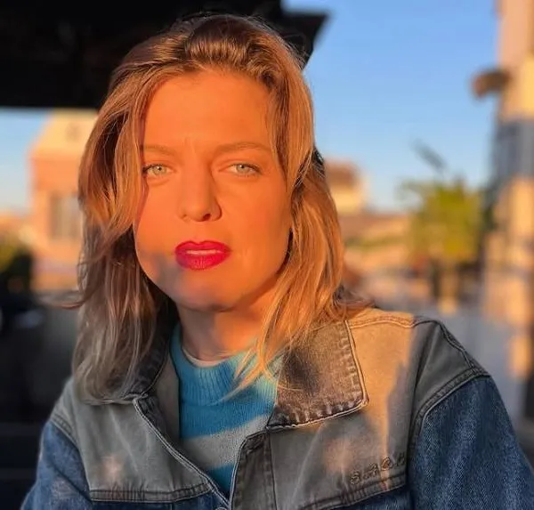 Ella Leyers die gezellig rondhuppelt in de sneeuw... in haar bikini, dat moet je gezien hebben!