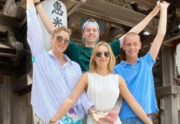 Kelly Pfaff over billenmannen, borstenmannen en wat Shania en Kenji vertellen over hun 'bedavonturen': "Aan de toog mag dat wel!?"