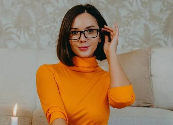 Geen braaf buurmeisje: "Ik lijk de onschuldige 'girl next door', maar mensen zijn verbijsterd als ze de waarheid ontdekken"