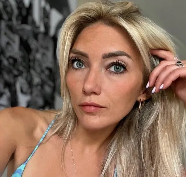 Charlotte, een van de vriendinnen van 'RVG', neemt ons mee in de welness... en da's heter dan de sauna!