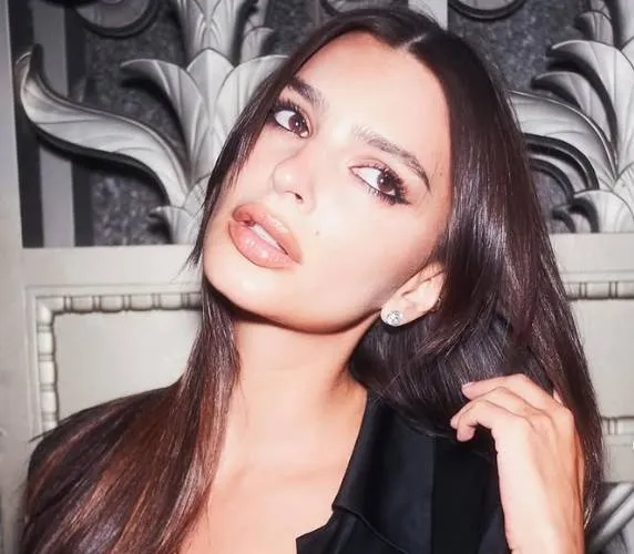 Supermodel Emily Ratajkowski poseert in lingerie en brengt Instagram op de rand van instorten (foto's)