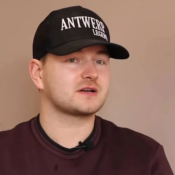 Dimitri Van den Bergh doet verbijsterende uitspraak tijdens Premier League in Antwerpen én is compleet in de war: "Geen flauw idee..."