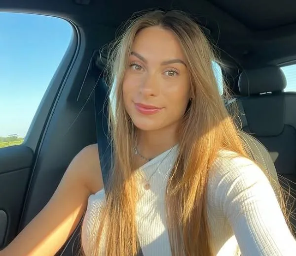 Olympische schaatskampioene Femke Kok verdient ook in bikini een gouden medaille (foto's)