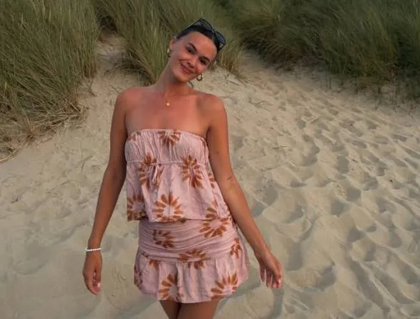 Lekker! Ex-Miss België Annelies Törös is nog altijd een ferme griet, zeker in bikini (foto's)