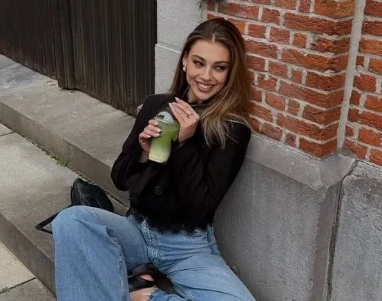 De BTS-video van de covershoot (in lingerie) van Valentine Besard voor HUMO is redelijk 'lekker' beeldmateriaal