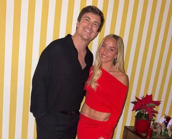 Niels Destadsbader vertoefde met vriendin Gill in exotische oorden... Daar zijn de bikinifoto's!