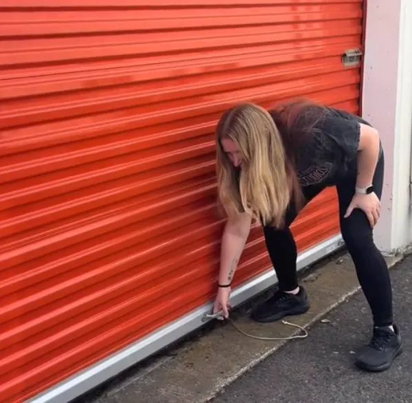 Man koopt opslagunit voor 2.000 dollar en kan niet geloven wat hij aantreft: "Rendement verzekerd!"