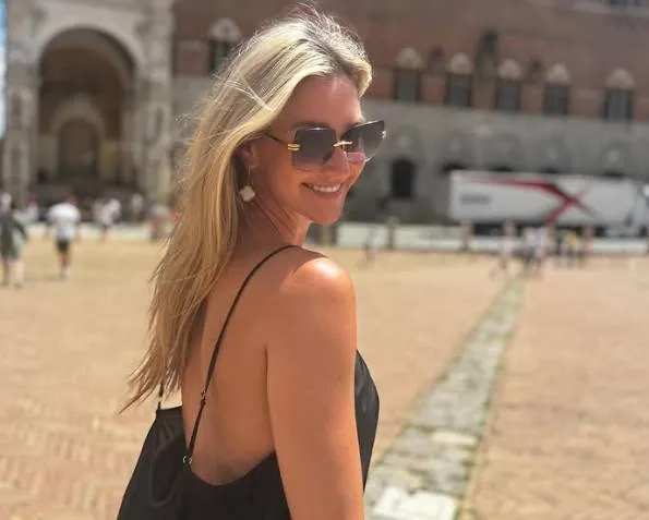 Vlaamse tijger Kim Engelbosch dropt een paar close-up bikinifoto's, waarbij je verdwaalt in haar prachtig 'heuvellandschap'