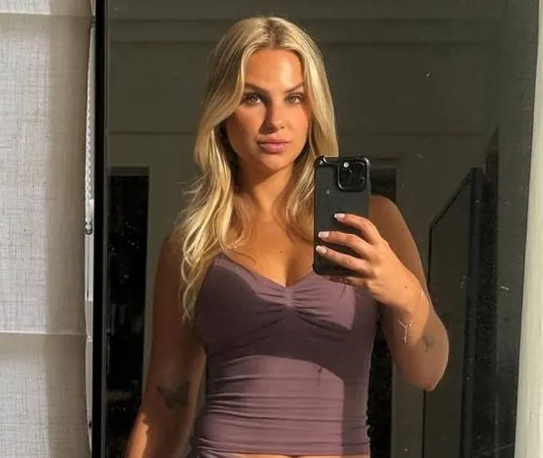 Helene wordt vaak 'de knapste dj van Vlaanderen' genoemd... Ze poseert nog eens schaars gekleed om die stelling kracht bij te zetten!