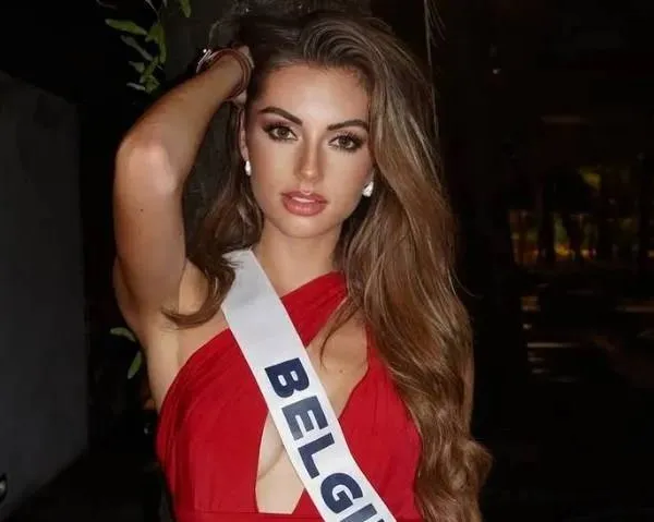 Jawadde! Miss België Karen Janssen laat haar prachtige 'derrière' bewonderen met nieuwe bikinifoto's