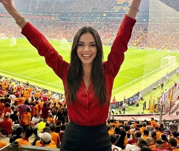 Deze bloedhete voetbalpresentatrice is de nieuwe natte droom van veel mannen... maar meer dan dat zal het ook niet worden