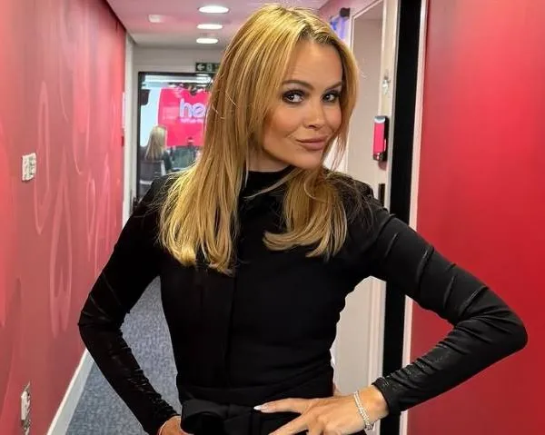 Amanda Holden (de Britse Karen Damen) bewijst met bloedhete bikinifoto's dat 55 het nieuwe 35 is