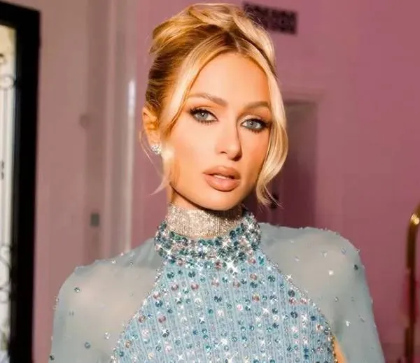 Paris Hilton een 'iconische godin' genoemd, nadat ze haar verjaardag viert in bikini (foto)